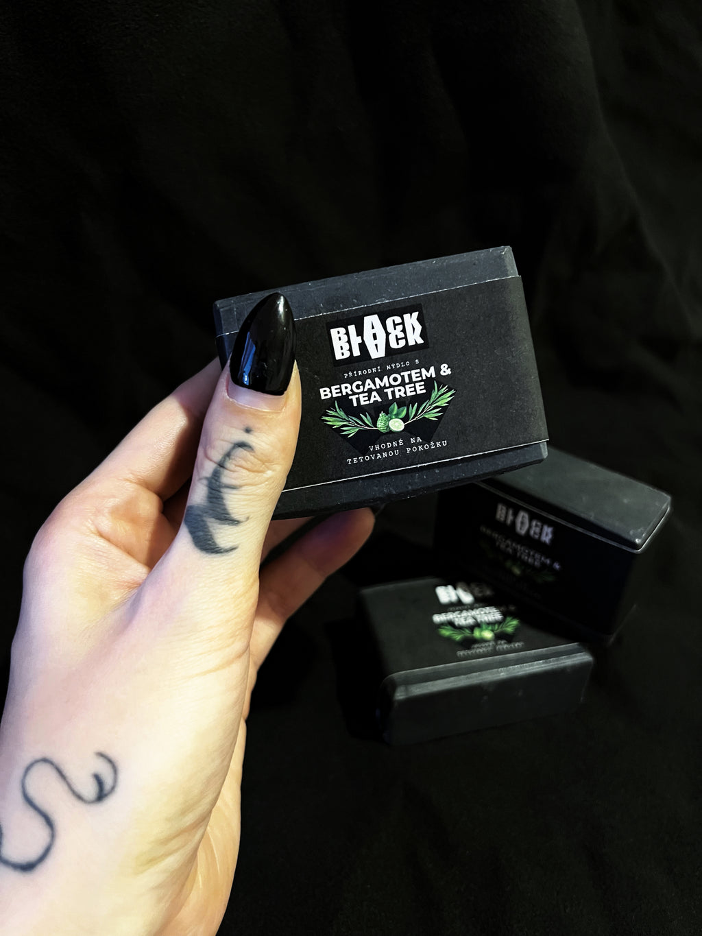 ČERNÉ MÝDLO na tetovanou pokožku