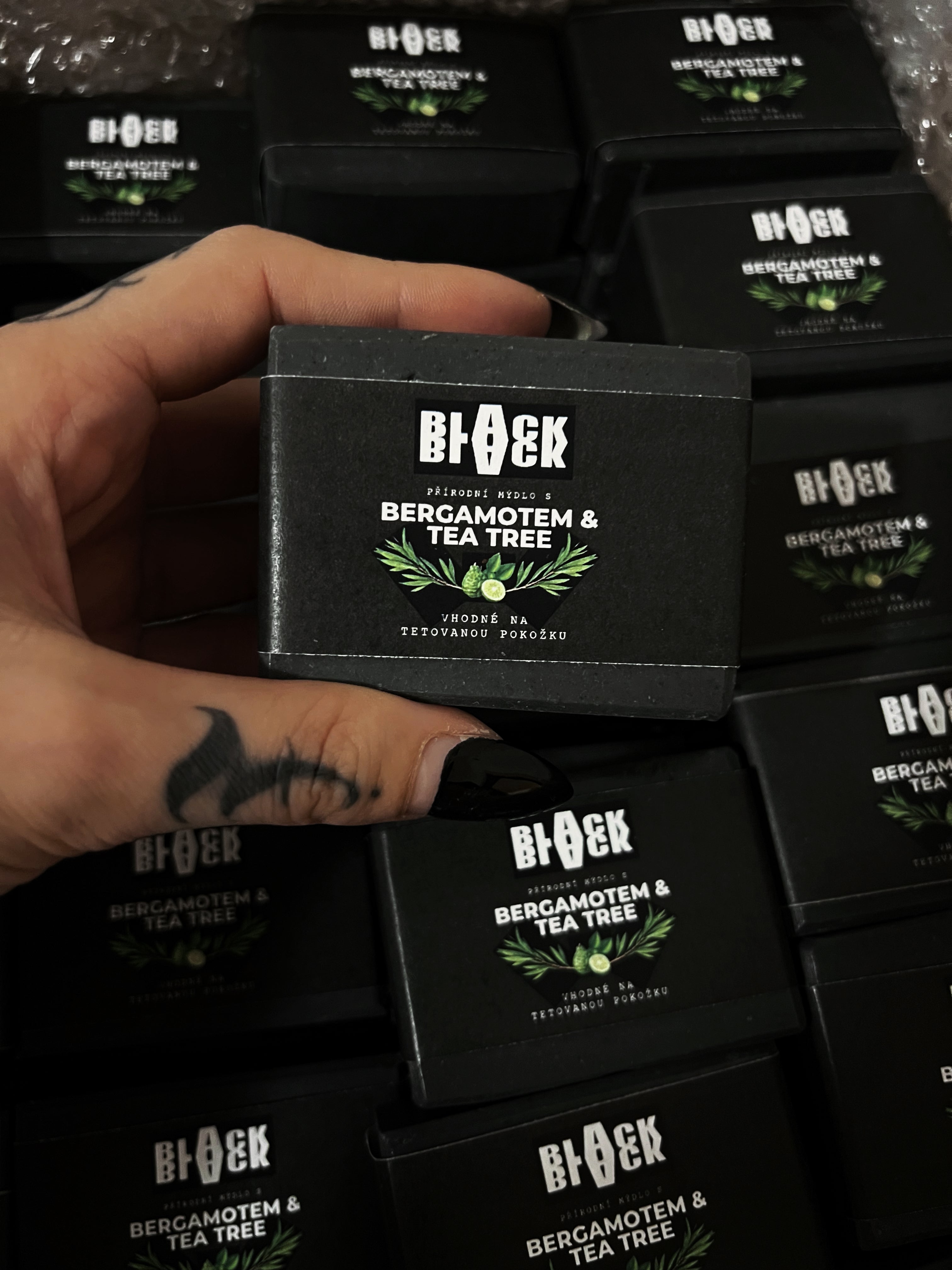 ČERNÉ MÝDLO na tetovanou pokožku