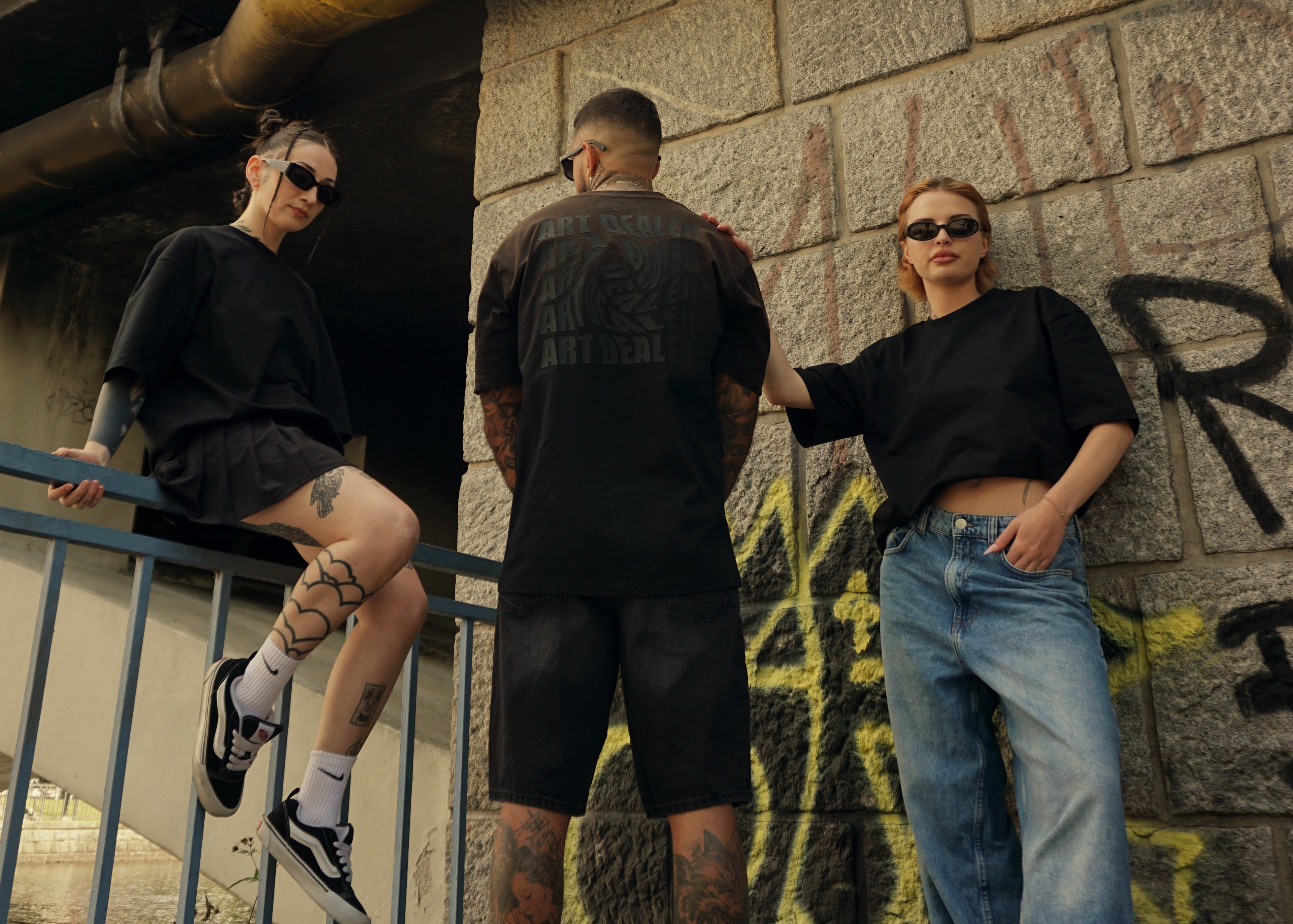 ART DEALER washed out černé triko